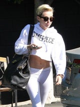 Miley Cyrus zeigt Bauch