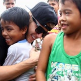 Justin Bieber besucht Orkan-Opfer in Tacloban