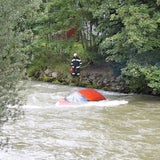 Fahranfängerin stürzt in die Enns