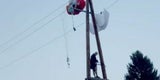 Paragleiter landete bei Graz auf Strommast