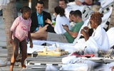 Madonnas Kids: Spaß im Pool