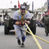 Strongman zieht 14-Tonnen-Panzer