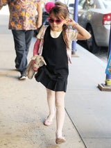 Suri Cruise mit rosa Gips