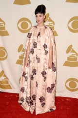 Katy Perry kommt im Vorhang
