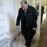 Strasser auf Krücken im Gerichtssaal