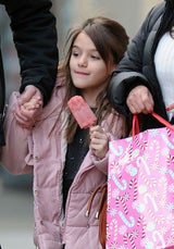 Suri Cruise bekommt ein Eis