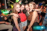 Behave! feiert eine wilde Party