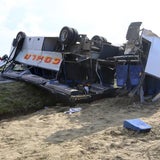 Schulbus krachte in Lkw: 20 Kinder verletzt
