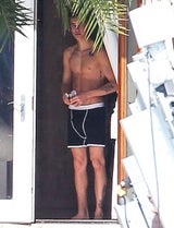 Justin Bieber trägt nur Slip & zeigt Muskeln