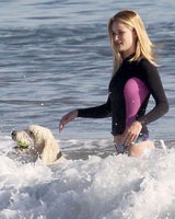 Rosie Huntington-Whitleley plantscht mit Hund im Meer