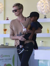 Charlize Theron: Stolze Adoptiv-Mutti