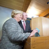 LH Erwin Pröll (ÖVP) bei der Stimmabgabe in Radlbrunn