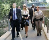 Paris Hilton: Im Barbie-Look vor Gericht