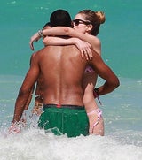 Doutzen Kroes räkelt sich am Strand