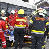 Tirol: PKW prallt gegen Linienbus