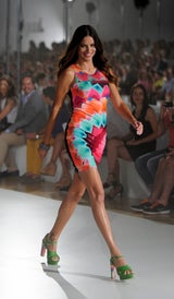 Adriana Lima am Catwalk für Desigual