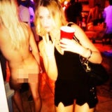 Junge Frauen nackt auf Halloween-Partys