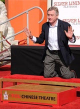 Robert de Niro hinterließ Abdrücke vor Grauman's Chinese Theatre