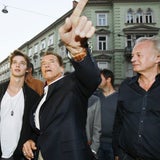 Arnie und sein Sohn Patrick spazieren durch Graz