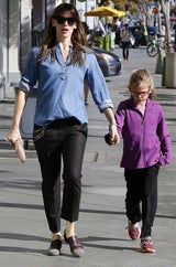 Versteckt Jennifer Garner da etwa einen Babybauch? Gerüchte rund um Schwangerschaft hören nicht auf.