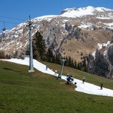 Skifahren auf der grünen Wiese