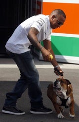 Formel-1-Pilot Lewis Hamilton liebt Hund Roscoe