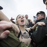 Mit blanken Brüsten gegen Nazis