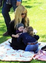 Rachel Zoe im Park mit ihren Söhnen Skyler & Kaius