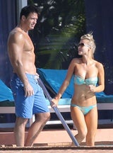 Joanna Krupa entspannt am Pool