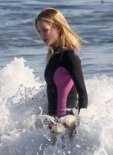 Rosie Huntington-Whitleley plantscht mit Hund im Meer