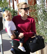 So  süß: Reese Witherspoon geht mit Mann und Sohn zum Shoppen