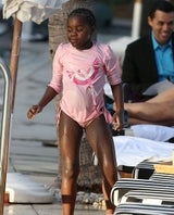 Madonnas Kids: Spaß im Pool