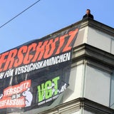 Tierschützer hängen in der Luft