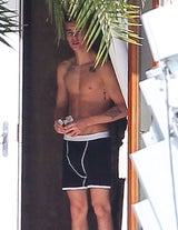 Justin Bieber trägt nur Slip & zeigt Muskeln