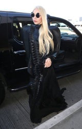 Lady Gaga im Mega-Lederkleid auf Reise