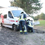 Rettungsauto blieb im Schlamm stecken