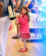 Suri Cruise & Katie Holmes gehen Puppen shoppen