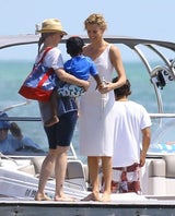 Charlize Theron mit Sohn Jackson am Strand