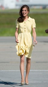 Kate in gelbem Kleid
