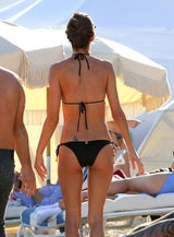 Alessandra Ambrosio relaxt am Strand