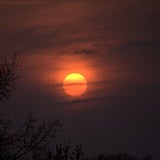 Saharasturm färbt den Himmel ein