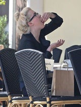Ireland Baldwin vergisst beim Lunch-Date ihre gute Kinderstube