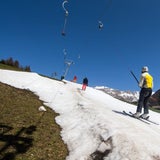 Skifahren auf der grünen Wiese