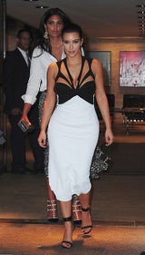 Vollweib Kim Kardashian zeigt ihre Kurven