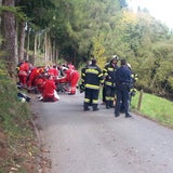 Schulbus stürzt über 70 Meter ab