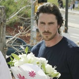 Christian Bale besucht die Opfer