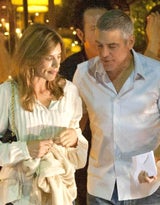 George Clooney führt Elisabetta Canalis aus
