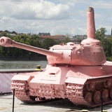 Pinker Panzer schwimmt durch Prag