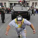 Strongman zieht 14-Tonnen-Panzer