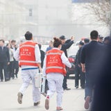 Angehörige der Opfer gehen in Peking auf die Straße